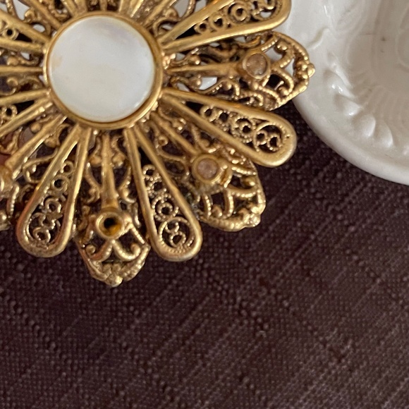 Vintage Antique Gold and Pearl Round Flower Crystal Petal Classic Brooch - Picture 7 of 7